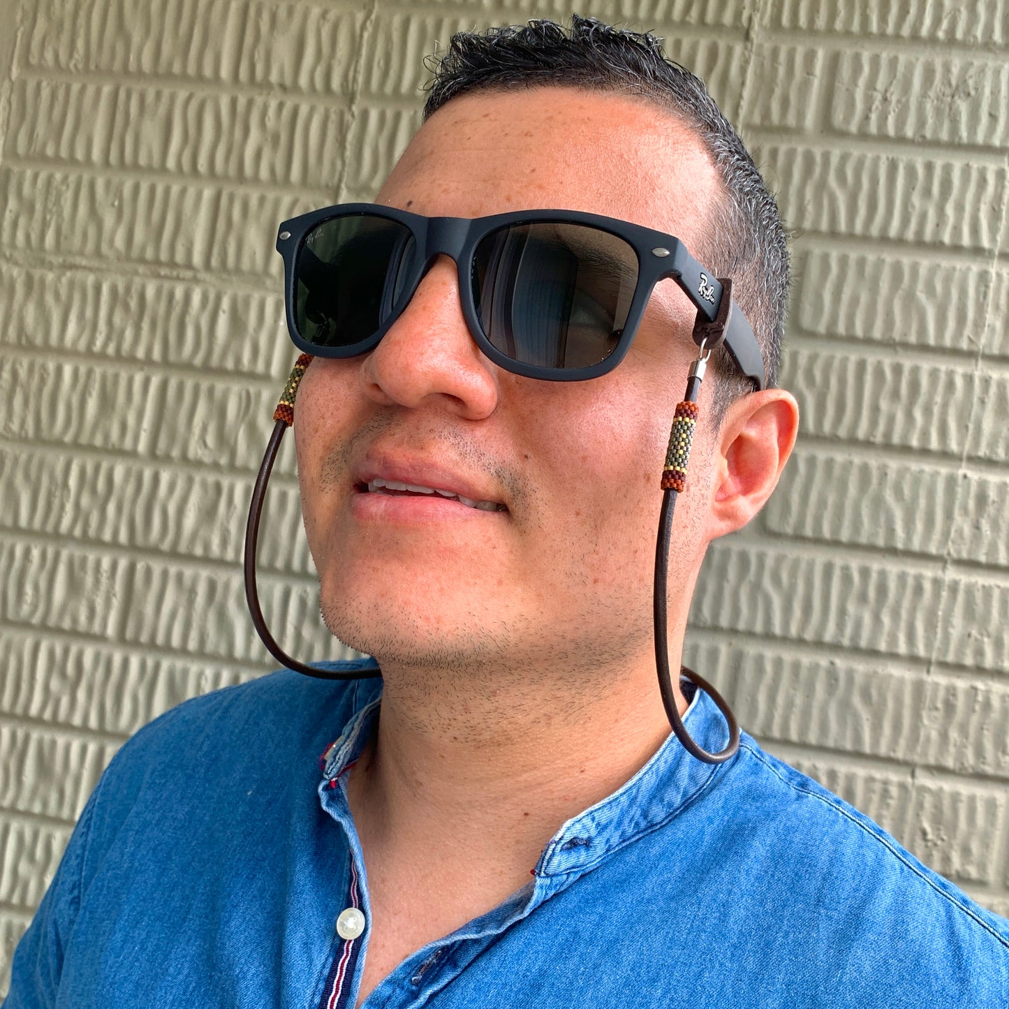 Cuelga Gafas Cuero Mango biche