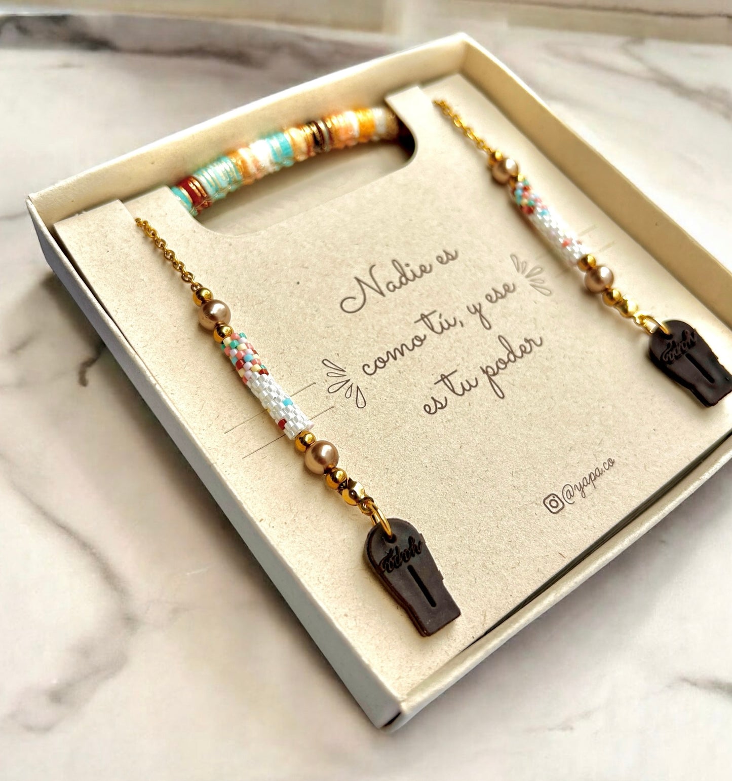 Cuelga gafas tejido Miyuki Pastelito