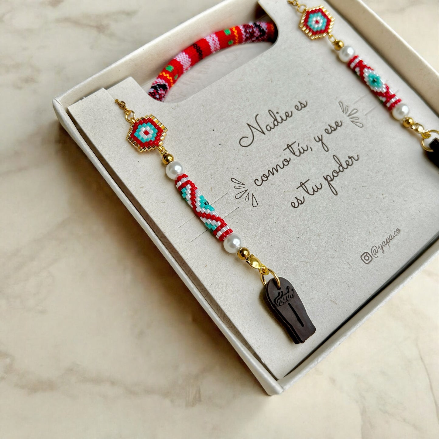 Cuelga gafas tejido Miyuki Ojo Turco rojo