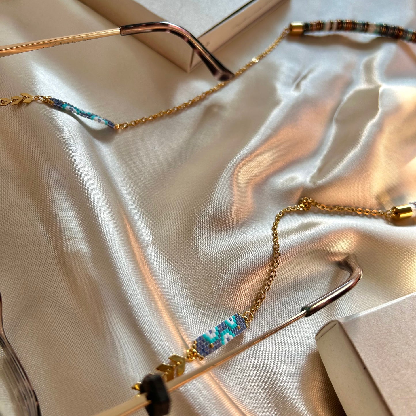 Cuelga gafas tejido Miyuki Ojitos